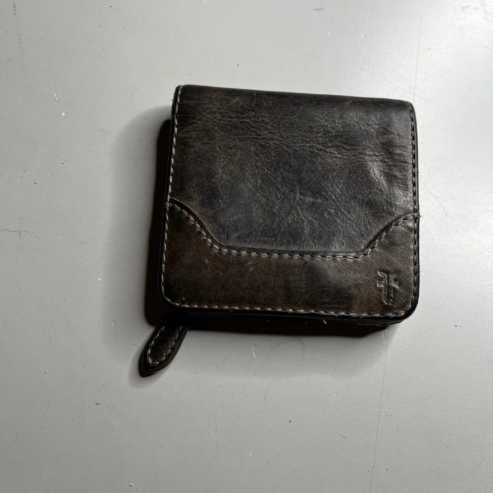 Frye Logan Small Bifold Wallet Brown Leather Zip Coin Pocket Window Distressed